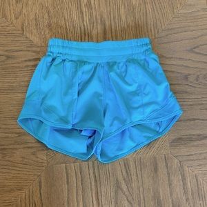 Electric turquoise lululemon low rise 2.5” hottie hot shorts size 2